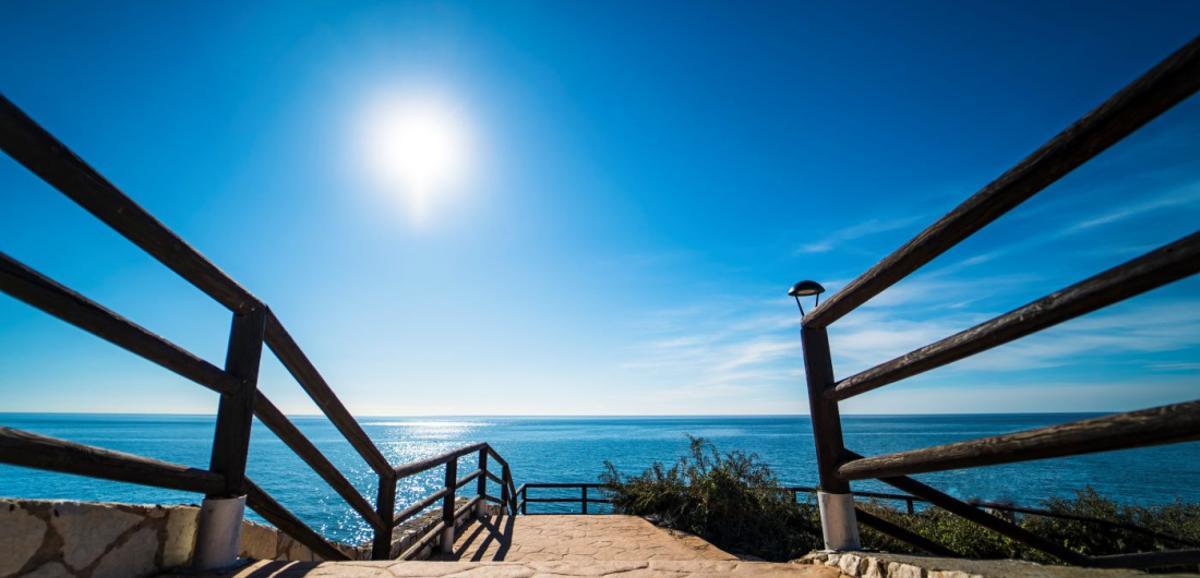 Los acantilados de El Cantal, en Málaga, la mejor ruta para disfrutar de la costa y el atardecer