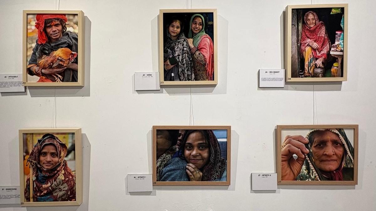 Algunas de las fotografías que componen la exposición “Rostros del Kumbh Mela”, en la Casa de Cultura.