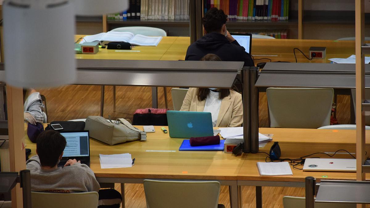 Estudiantes en una de las bibliotecas de la Universidad de Vigo
