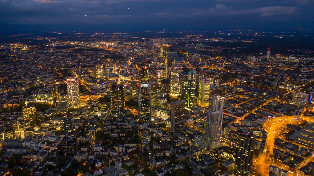 Vista aérea nocturna de Frankfurt