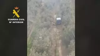 El helicóptero de la Guardia Civil frustra dos robos de aceituna en el campo en Puente Genil