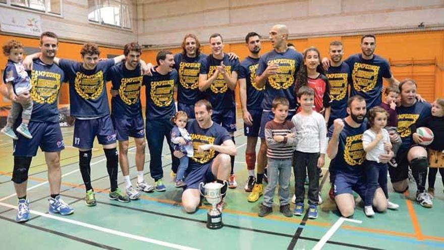 Los jugadores del Can Ventura posan durante la celebración del ascenso a la Superliga.