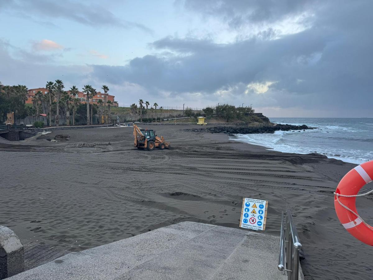 Trasvase de arena de Playa del Hombre a Hoya del Pozo, en Telde.