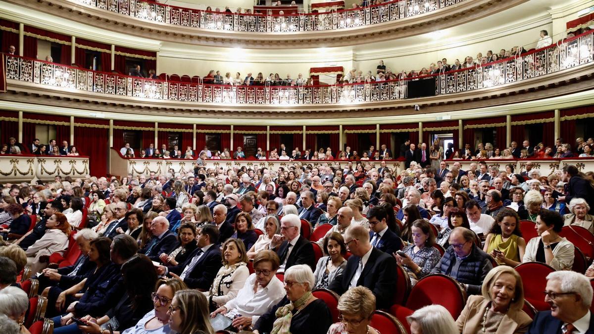 Público en el teatro Campoamor.