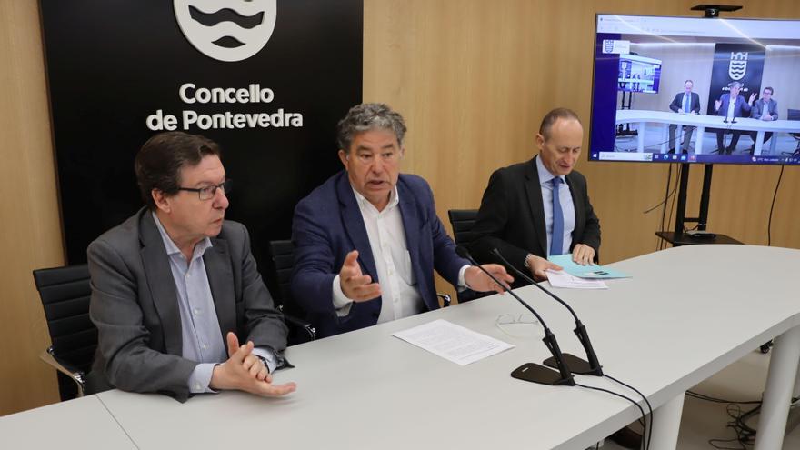 Carlos López Font, Miguel Lores y Víctor González, en la presentación de los cursos de verano.