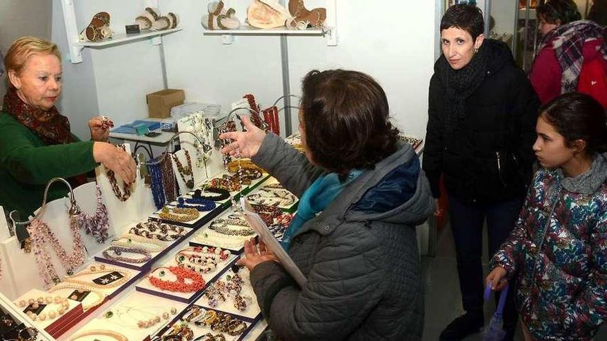 Una mujer adquiere un artículo artesano en el Pontenadal ayer por la mañana. // Rafa Vázquez