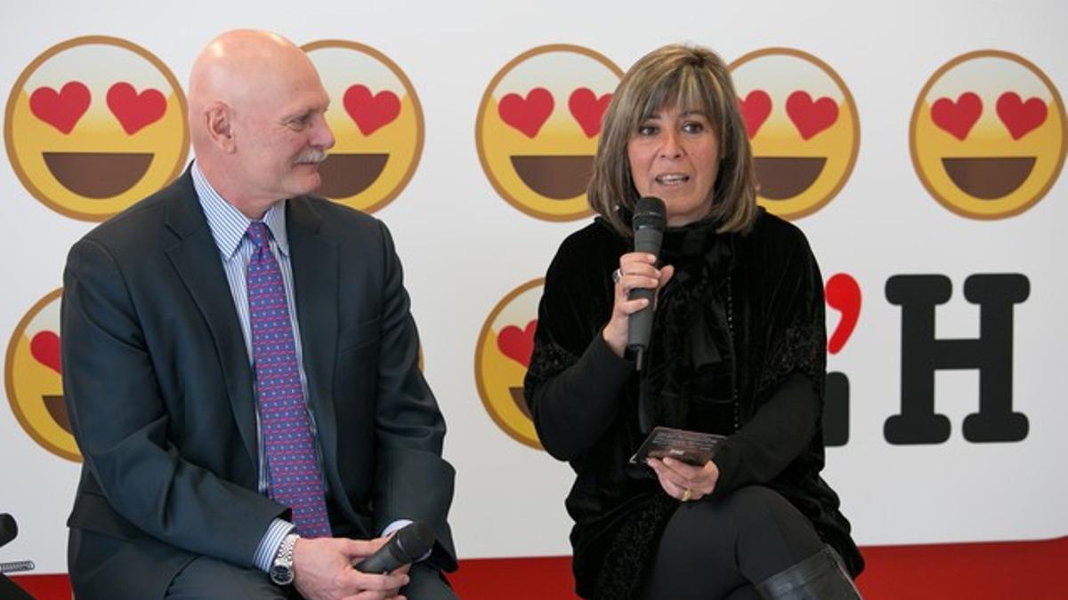 La alcaldesa, Núria Marín, junto al consejero delegado de GSMA, John Hoffman, durante la presentación de las acciones vinculadas al MWC.