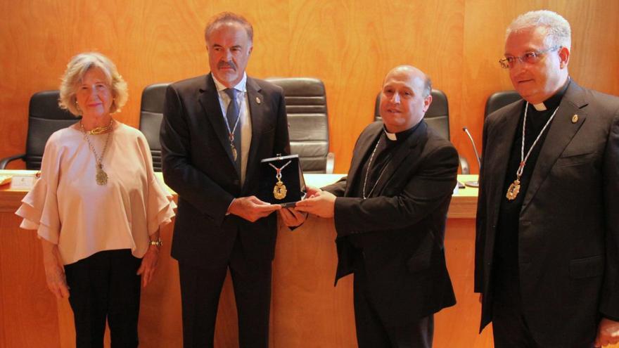 María Victoria Carballo-Calero, Manuel Quintana Martelo, monseñor Francisco José Prieto Fernández y Daniel Lorenzo Santos en el acto de entrega de la Medalla de Honor de la Academia galega de Belas Artes a la Fundación Catedral