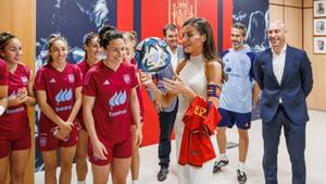 La reina Letizia visita a la selección femenina de fútbol en Las Rozas