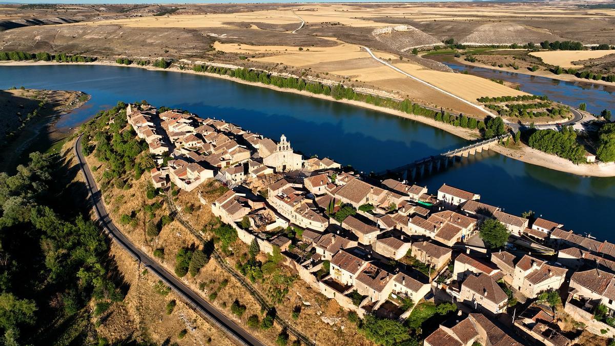 Una pequeña fortaleza que flota sobre el agua