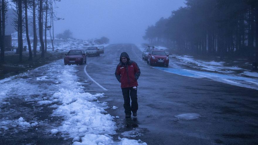 La cota de nieve baja a 300 metros y extiende la alerta a casi toda la provincia