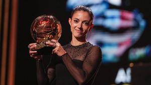 Aitana Bonmatí con su Balón de Oro.