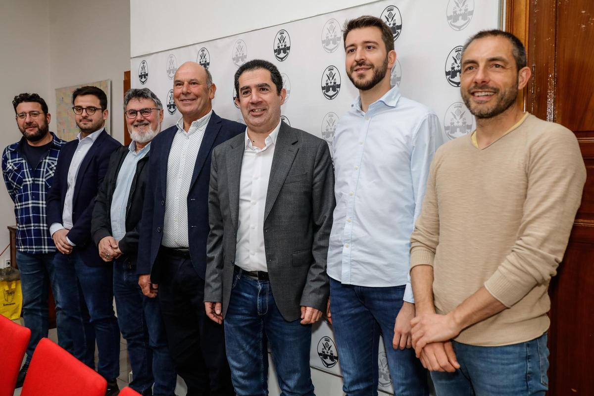 De izquierda a derecha, el vicealcalde de Alcoy, los alcaldes de Cocentaina y Muro, el presidente de la Mancomunitat y primer edil de Gorga, el alcalde de Alcoy, el vicepresidente de la Mancomunitat y el primer edil de Banyeres