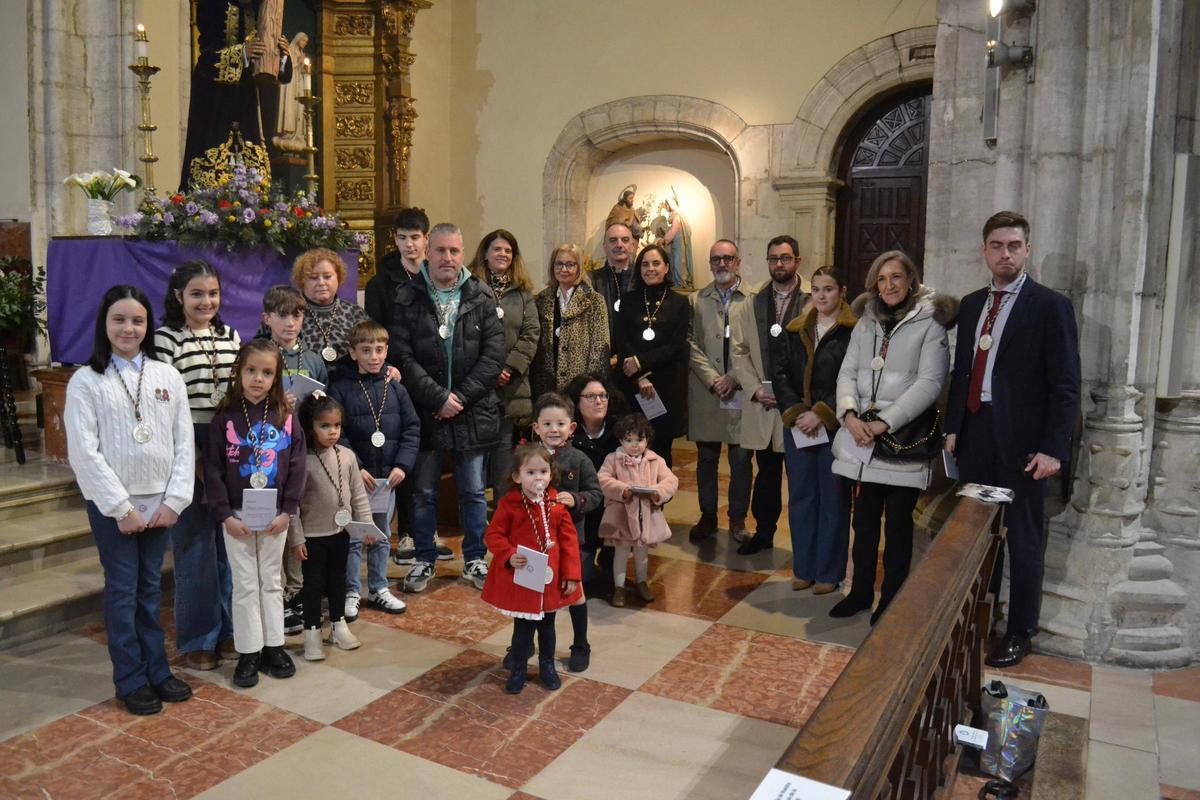 Foto de familia de los cofrades del Nazareno que recibieron este viernes su medalla en los Dominicos.