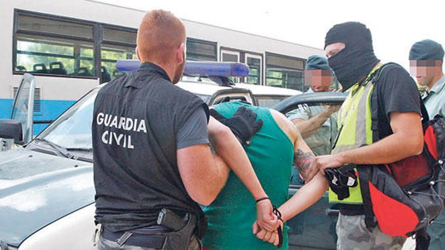 Imagen de archivo de agentes de la Guardia Civil con un detenido en una operación antidroga en Eivissa.