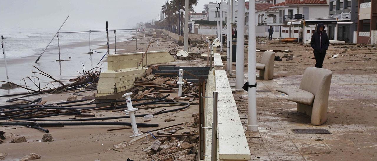 El paseo marítimo y la playa de Bellreguard, en una imagen tomada poco después de que la borrasca Gloria causara enormes destrozos en las infraestructuras. | LEVANTE-EMV