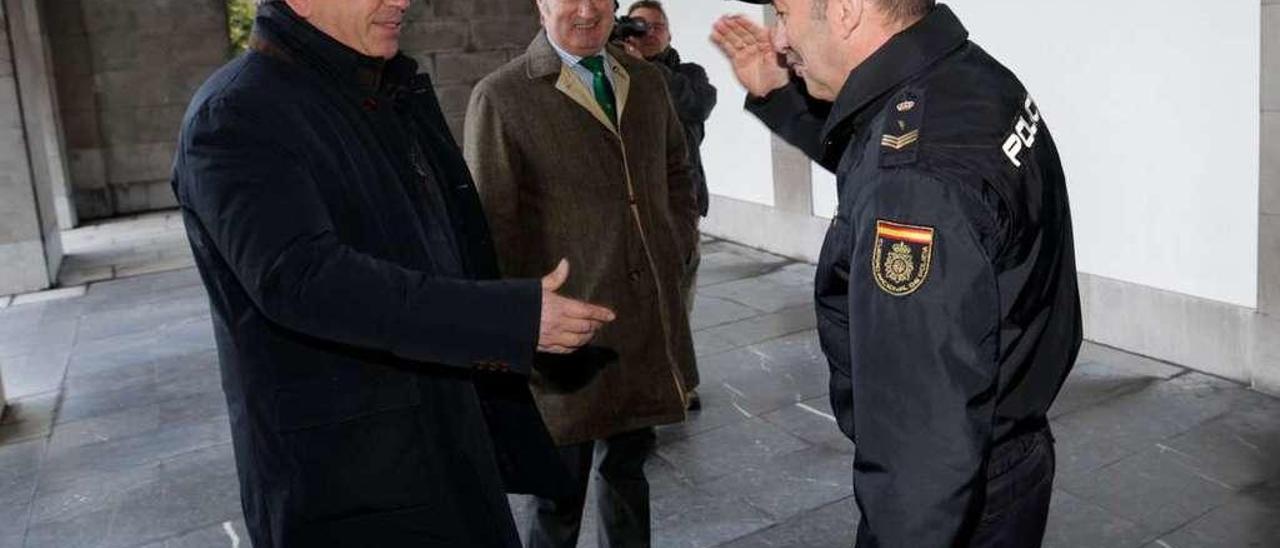 Mariano Marín, saludado a su llegada a la Delegación del Gobierno, en compañía de Luis Venta.
