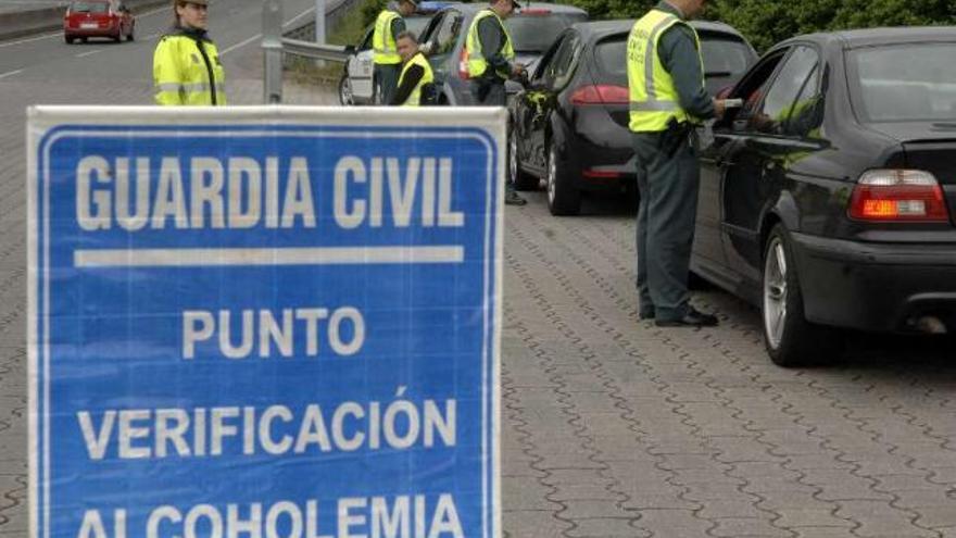 Varios conductores se someten a un control de alcoholemia por agentes de la Guardia Civil. / juan varela