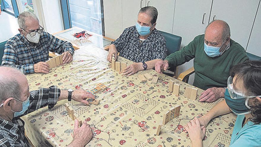 Avis de la residència Sant Andreu, de Manresa, jugant al dòmino