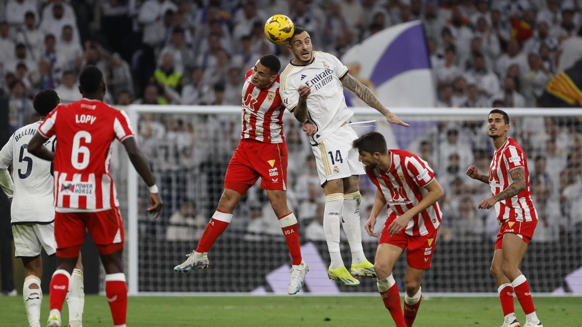 Joselu gana la acción a un rival durante el partido ante el Almería
