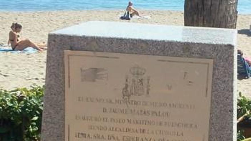 Placa de Jaume Matas en el paseo marítimo de Fuengirola