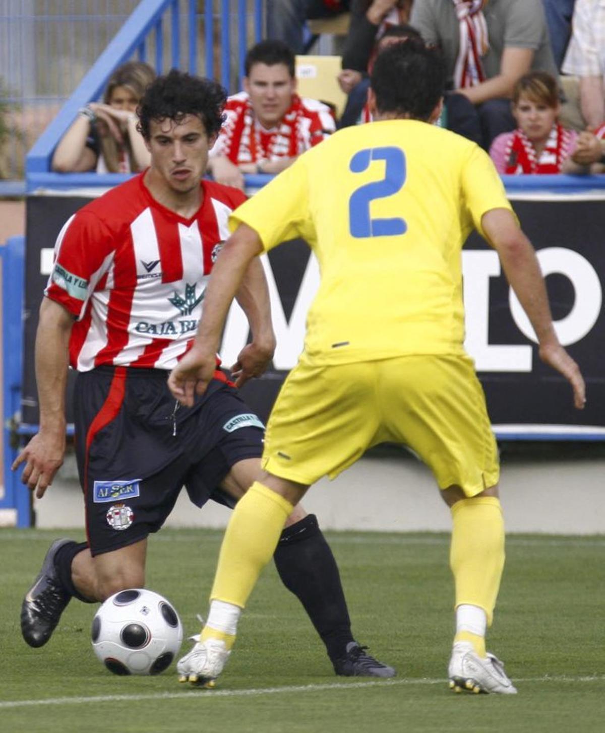 Iker Alegre encara a un jugador del Villarreal B.
