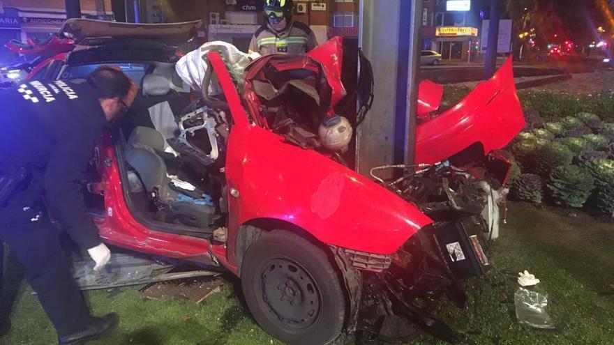 El coche se ha estrellado con un poste de la catenaria del tranvía.