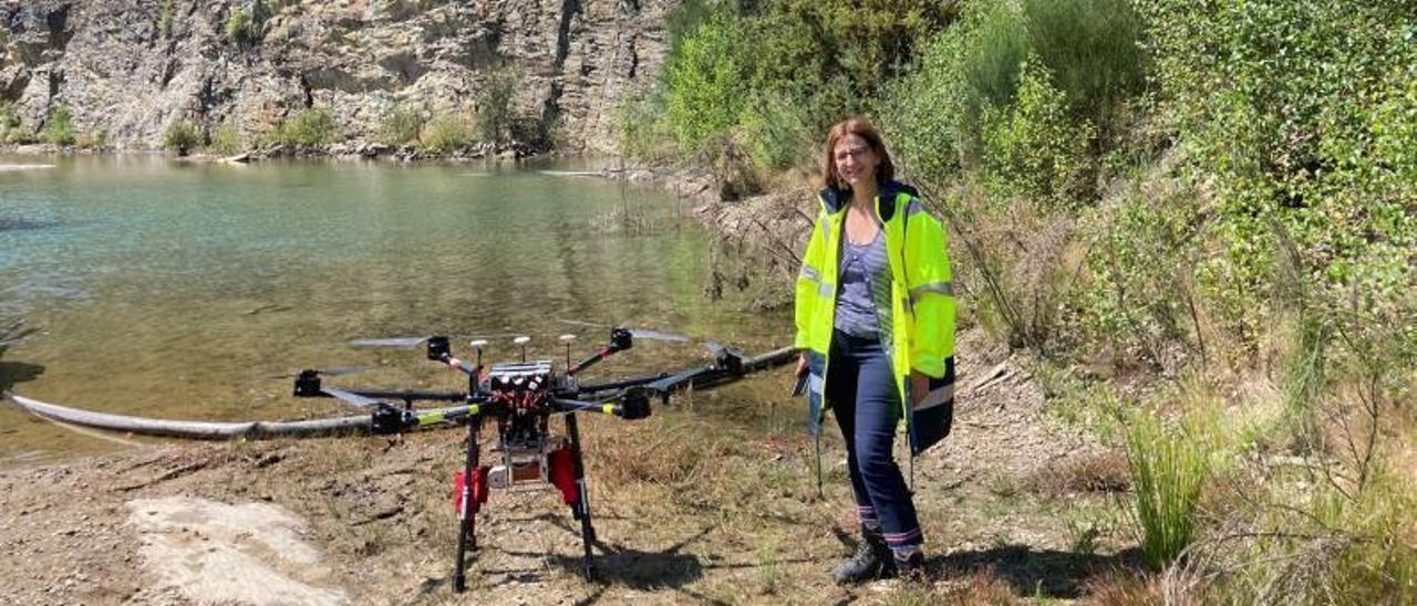 La directora de Augas de Galicia, Teresa Gutiérrez, con un dron en el foso de Ventoxo, Forcarei.   | // FDV