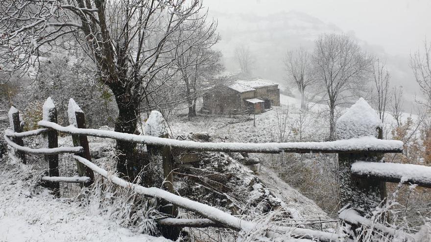 Así comienza la semana: con nieve en los puertos e Asturias y tráfico muy complicado en Pajares