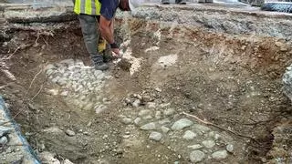 Hallan restos arqueológicos en la plaza San Miguel en el primer día de excavaciones