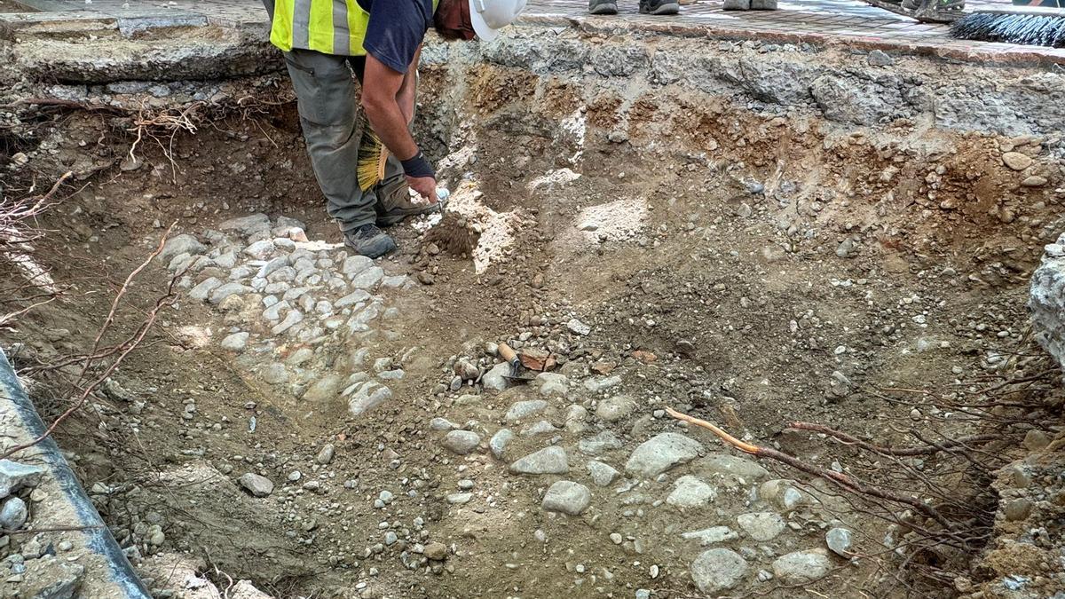 Hallan restos arqueológicos en la plaza San Miguel en el primer día de catas