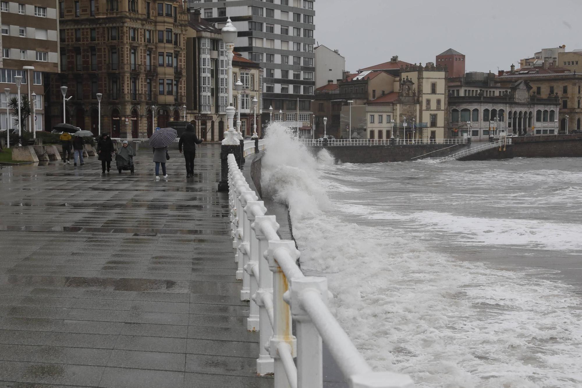 El oleaje sigue azotando la costa de Gijón (en imágenes)