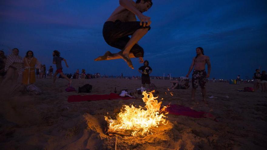 Las hogueras centran la noche de San Juan en la playa