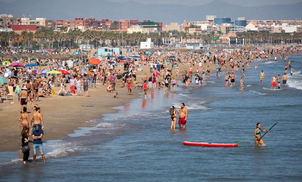 Ambiente festivo en la Marina y las playas por el Día del Pilar