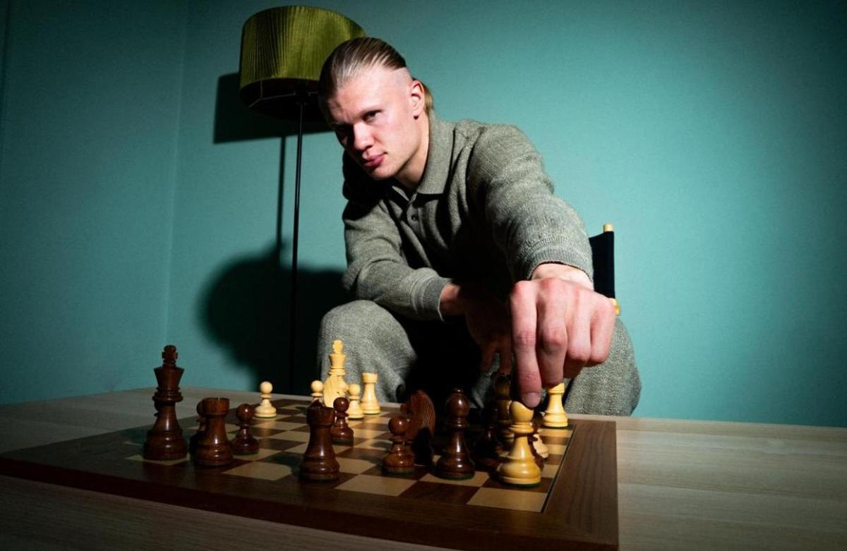 Erling Haaland posa jugando al ajedrez tras firmar el acuerdo con Norway Chess