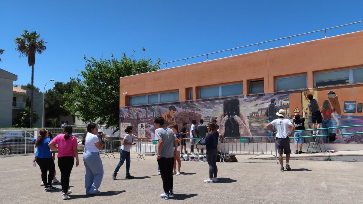 Las imágenes de la creación del mural reivindicativo en el IES Clara Hammerl