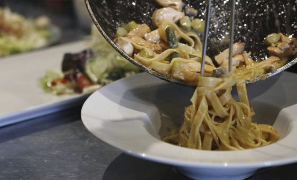 Linguine. Lachs-Tatar mit Avocadocreme, Mango-Chutney und knusprigen Yuca-Streifen. Rinderfilet mit Kartoffelpüree und Rote-Bete-Carpaccio. „Marco-Burger“ mit 200 g Rindfleisch. | FOTOS: BENDGENS/SOLLENTO