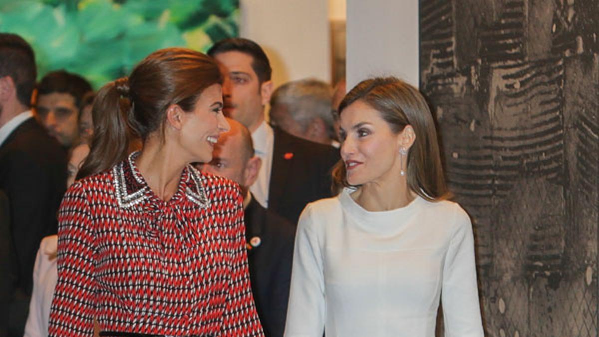 Letizia Ortiz y Juliana Awada en ARCO