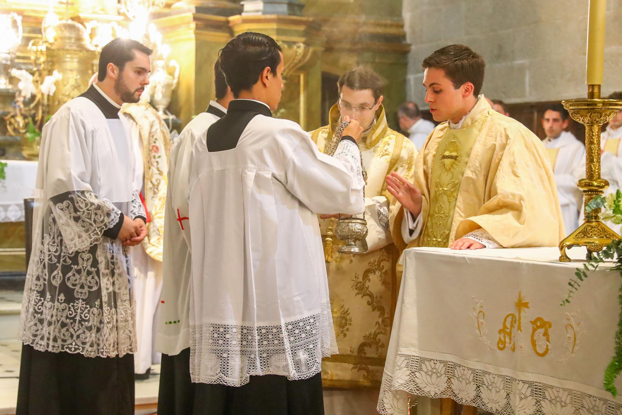 Oficia su primera misa con tan solo 24 años: así fue el multitudinario debut del sacerdote Ernesto Gómez Juanatey