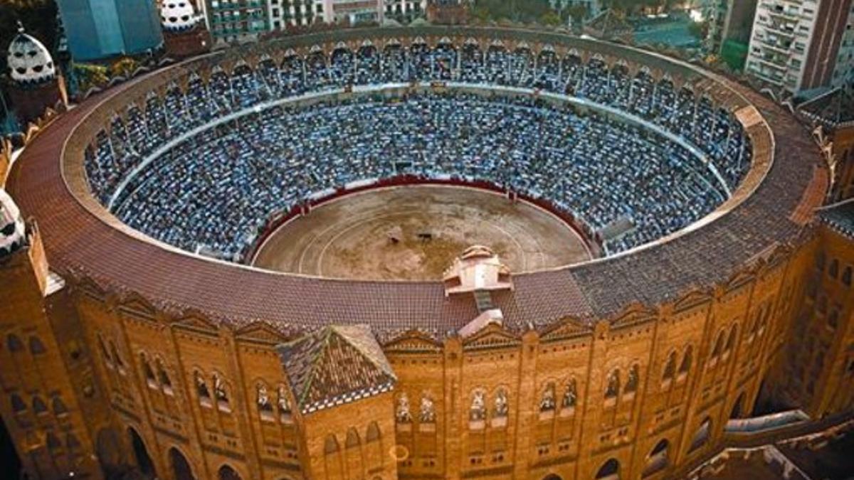 José Tomás torea en una Monumental llena el día de la última corrida en Catalunya, el 25 de septiembre del año pasado.