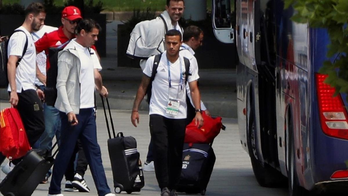 Fernando Hierro y Thiago Alcantara a la salida de Krasnodar