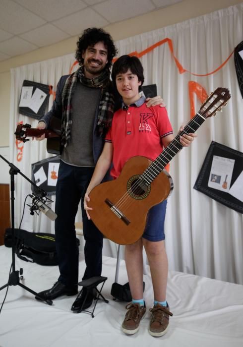 El guitarrista Pablo Sáinz Villegas en el colegio Parque Infantil de Oviedo