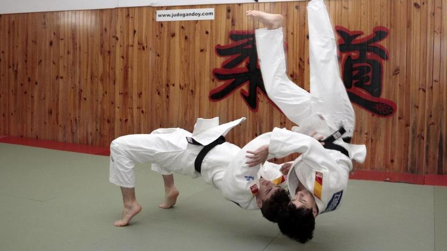 Alejandro Sastre y Marcos Rodríguez practican una kata en el gimnasio Gandoy.