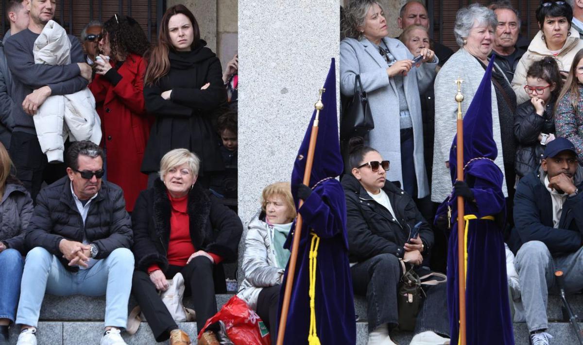 Zamoranas y zamoranos contemplan el desfile de la Vera Cruz. | FIRMA