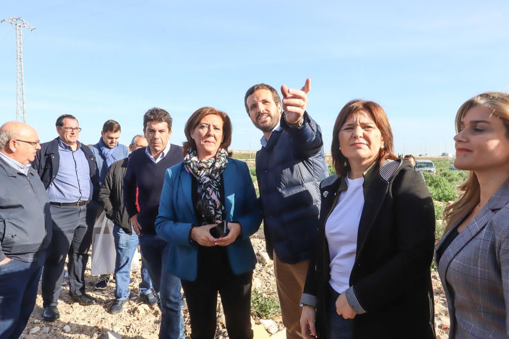 Pablo Casado, Isabel Bonig y Carlos Mazón visitan la zona en la que se rompió la mota del río en Almoradí