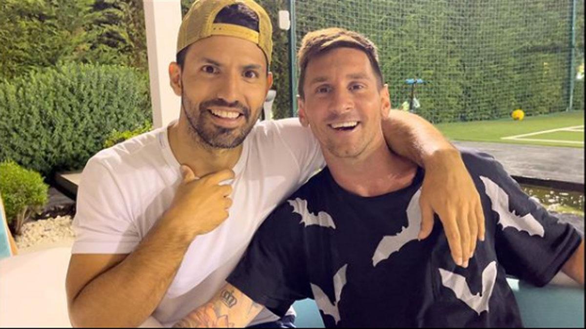 'Kun' Agüero publicó esta imagen junto a Leo Messi, ambos sonrientes