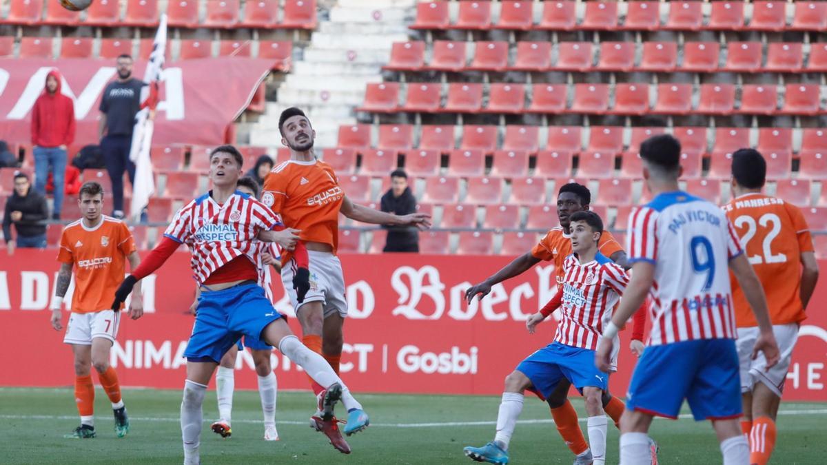 Un instant del partit que ha enfrontat el CE Manresa i el Girona B