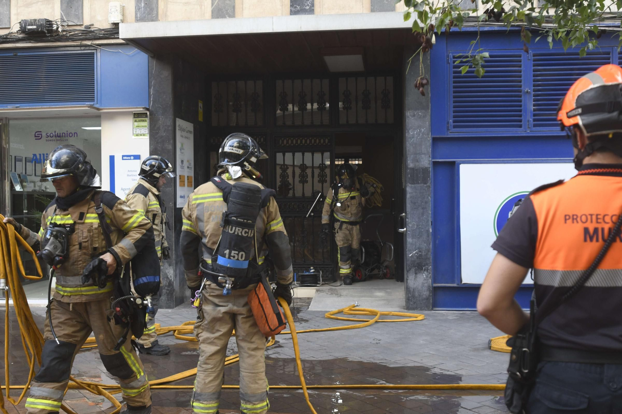 El incendio de un edificio en la Plaza Condestable, en imágenes