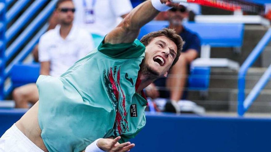 Un saque de Pablo Carreño en el partido frente a Zverev.