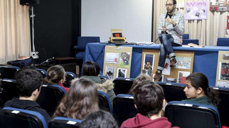 Nando López, ayer, con los estudiantes del Instituto Jovellanos.